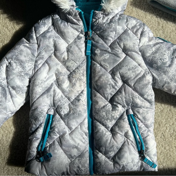 Snozu winter coat 3T 
Come with beanie - Picture 3 of 13